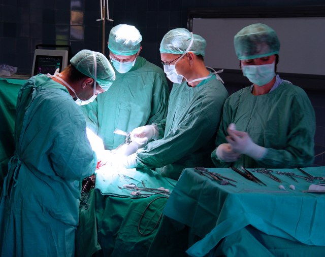 Bravo! Hrvatski hirurzi prvi put uspešno razdvojili sijamske blizance